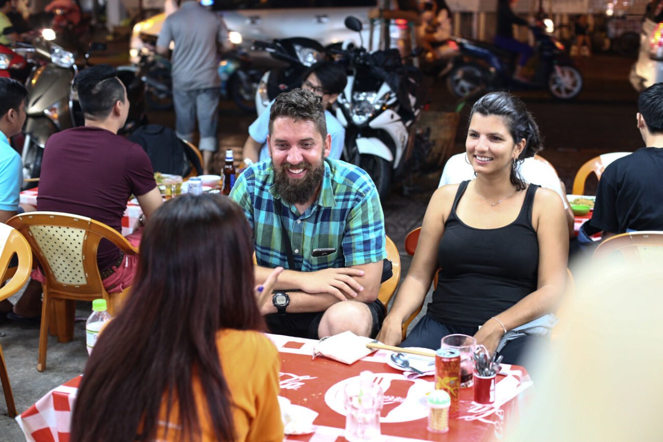 noite em ho chi minh : conversa e comida boas