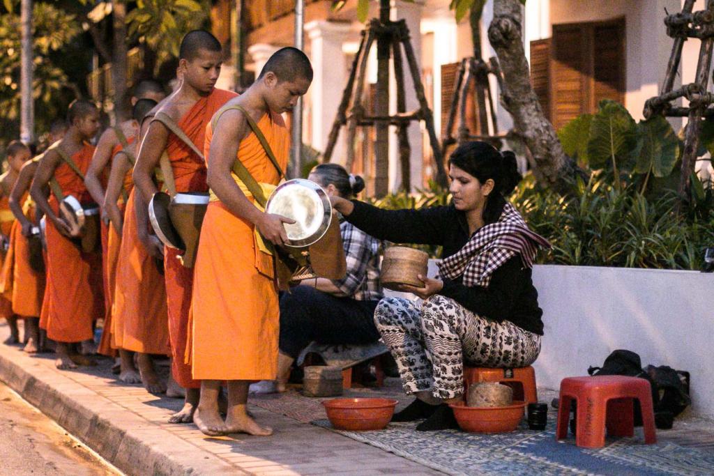 O que fazer em Luang Prabang - Alms Giving