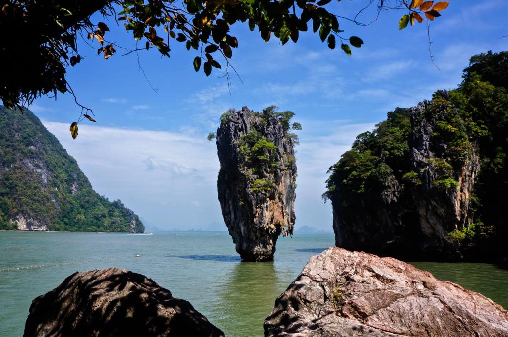 Rocha vertical no mar entre paredões de pedra, conhecida como James Bond Island.