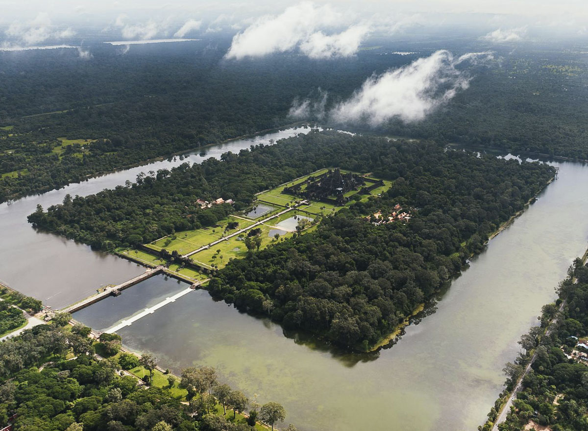 Vista aérea de Angkor Wat cercado por florestas e canais em Siem Reap, Camboja.