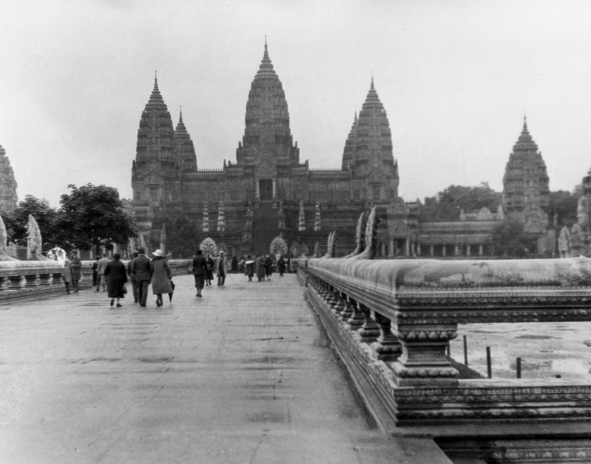 Réplica de Angkor Wat exibida na Exposição Colonial de Paris em 1931, com visitantes caminhando pela passarela.