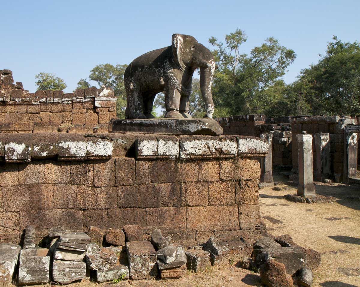 Escultura de elefante de pedra sobre um pedestal em ruínas no templo East Mebon.