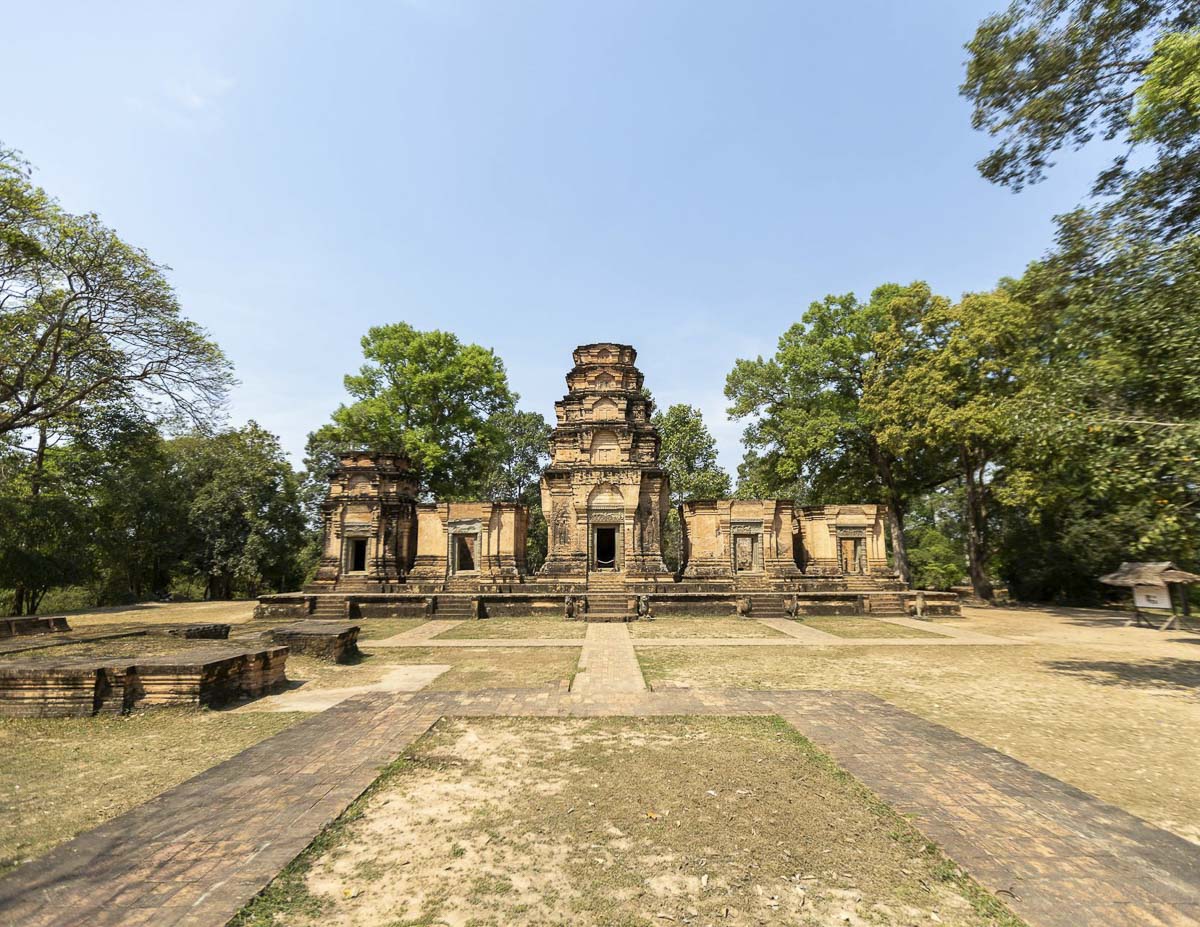 Templo de tijolos vermelhos de Prasat Kravan cercado por árvores em Siem Reap.