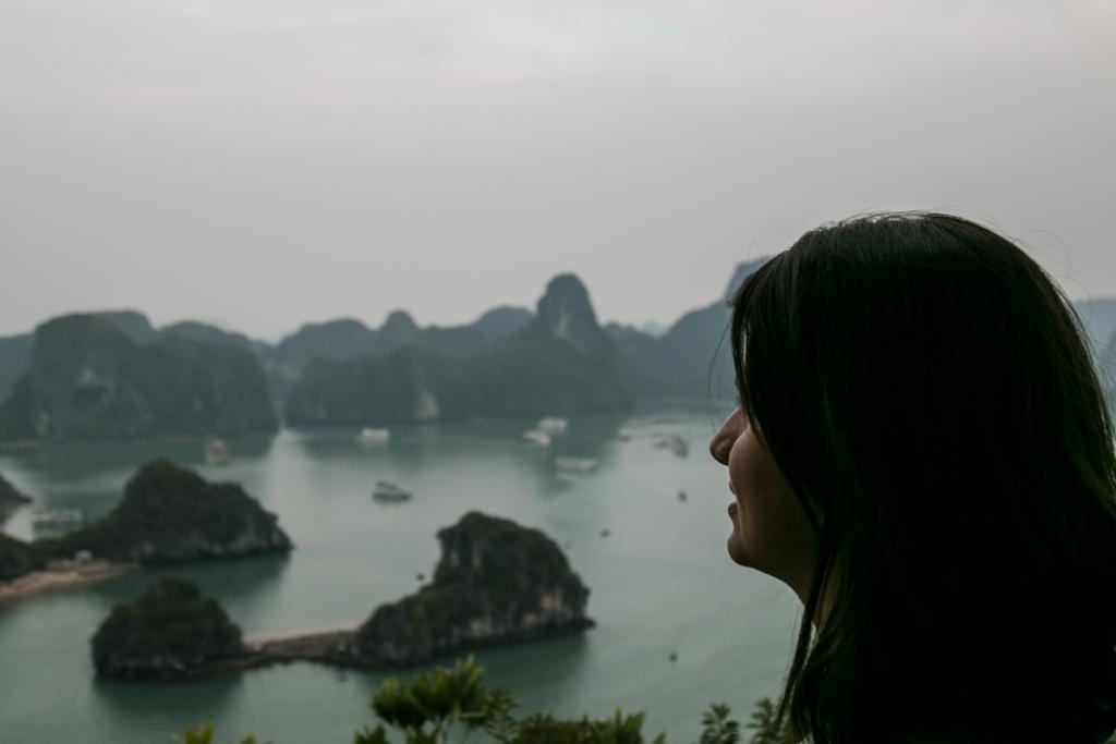 Silhueta de mulher olhando para as ilhas rochosas da Luom Bo Area.