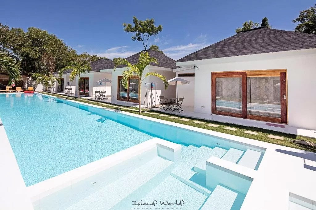 Acomodações de frente para piscina ao ar livre