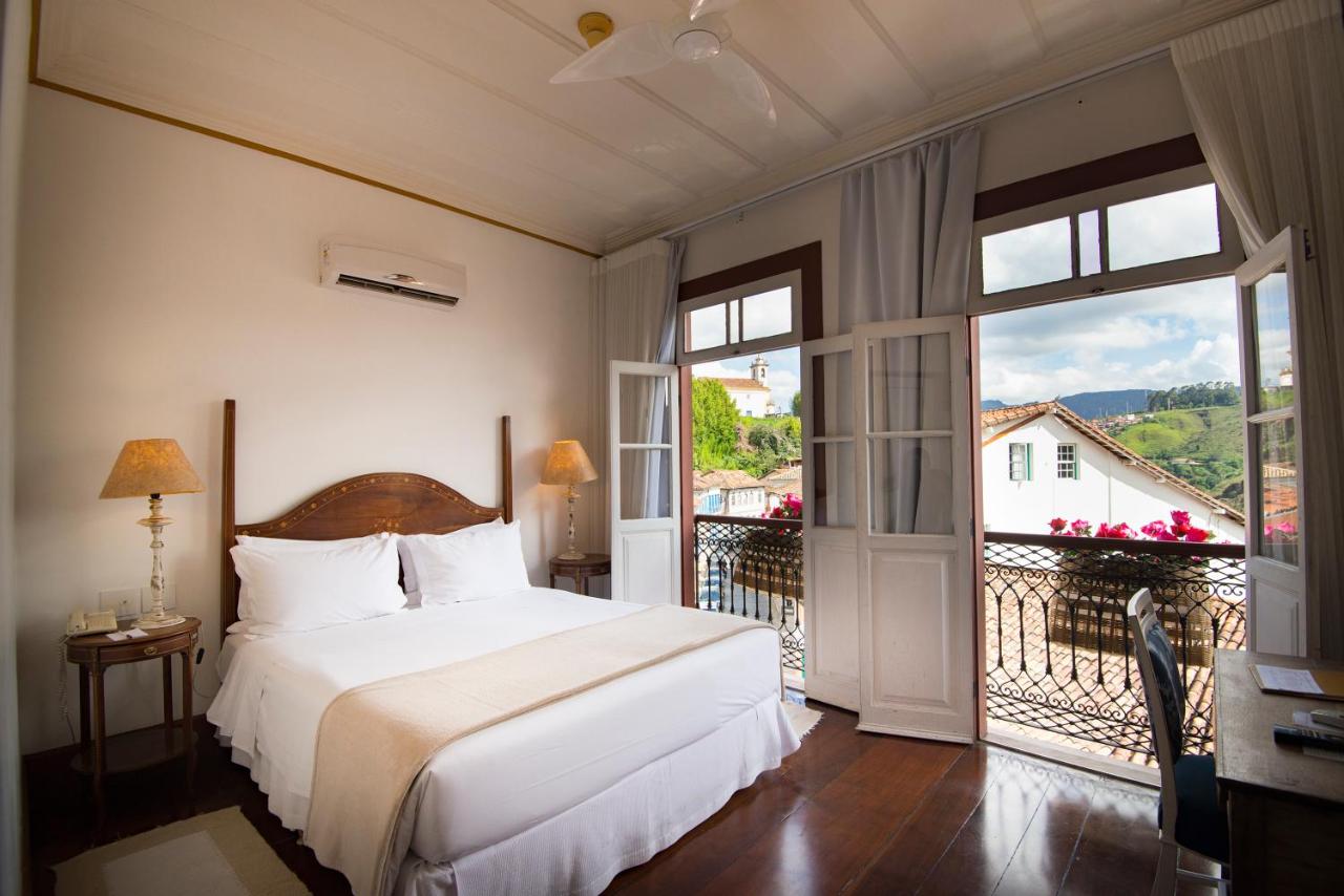 Quarto de casal com decoração elegante em Ouro Preto