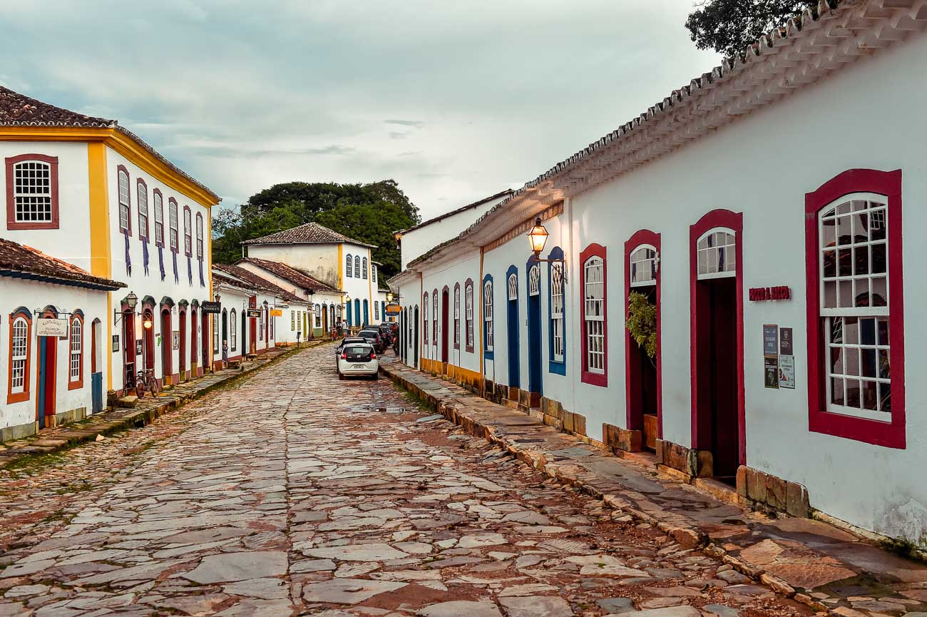 Rua de pedras com casarões antigos em Tiradentes