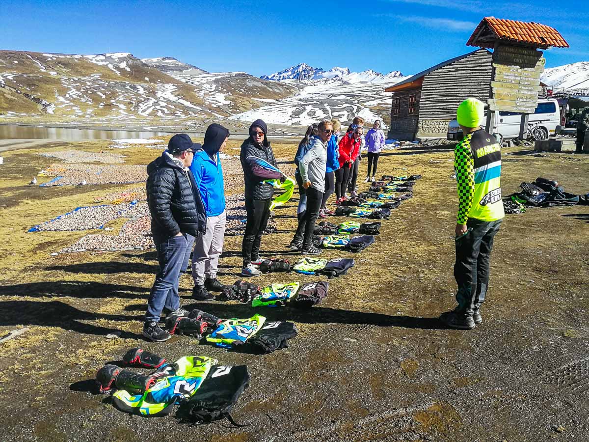 Estrada da Morte em La Paz, Bolívia - Grupo recebendo equipamento