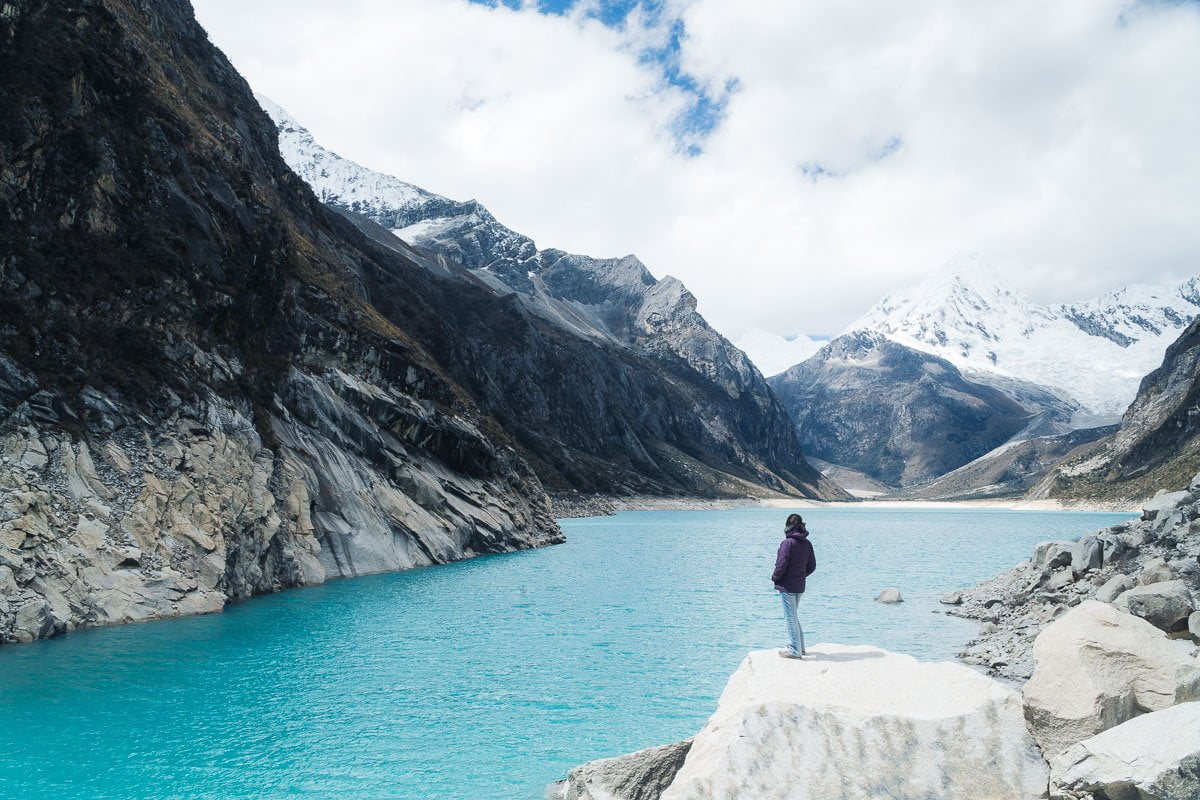 Laguna Parón Huaraz Peru - Dri olhando pro lago azul
