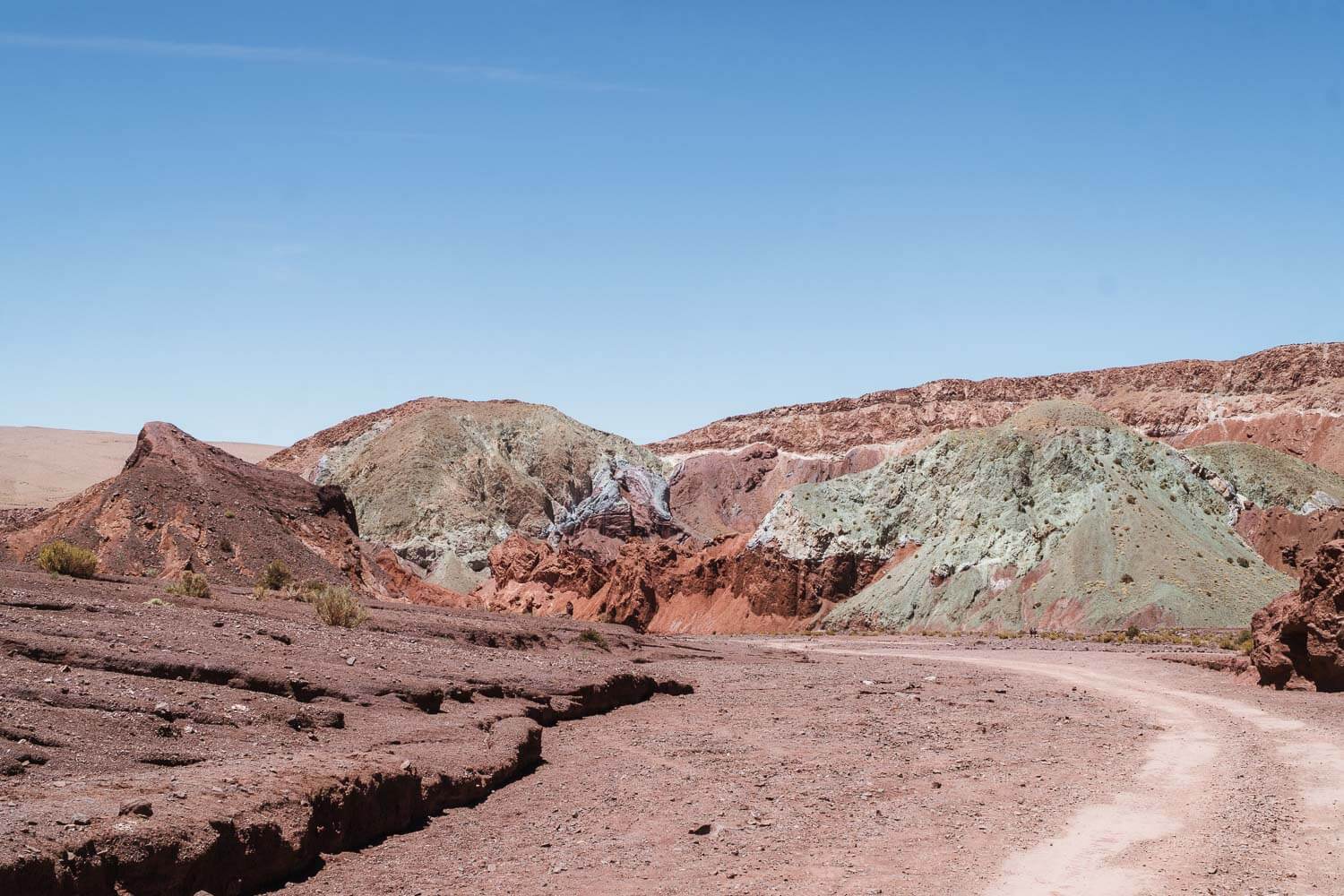 Foto da estrada com montanha colorida ao fundo - Vale do Arco Íris e Hierbas Buenas