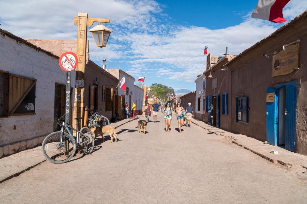 Deserto do Atacama Chile - Foto da Calle Caracoles no centro de San Pedro de Atacama aqui estão localizados hostels, restaurantes, mercados e agências