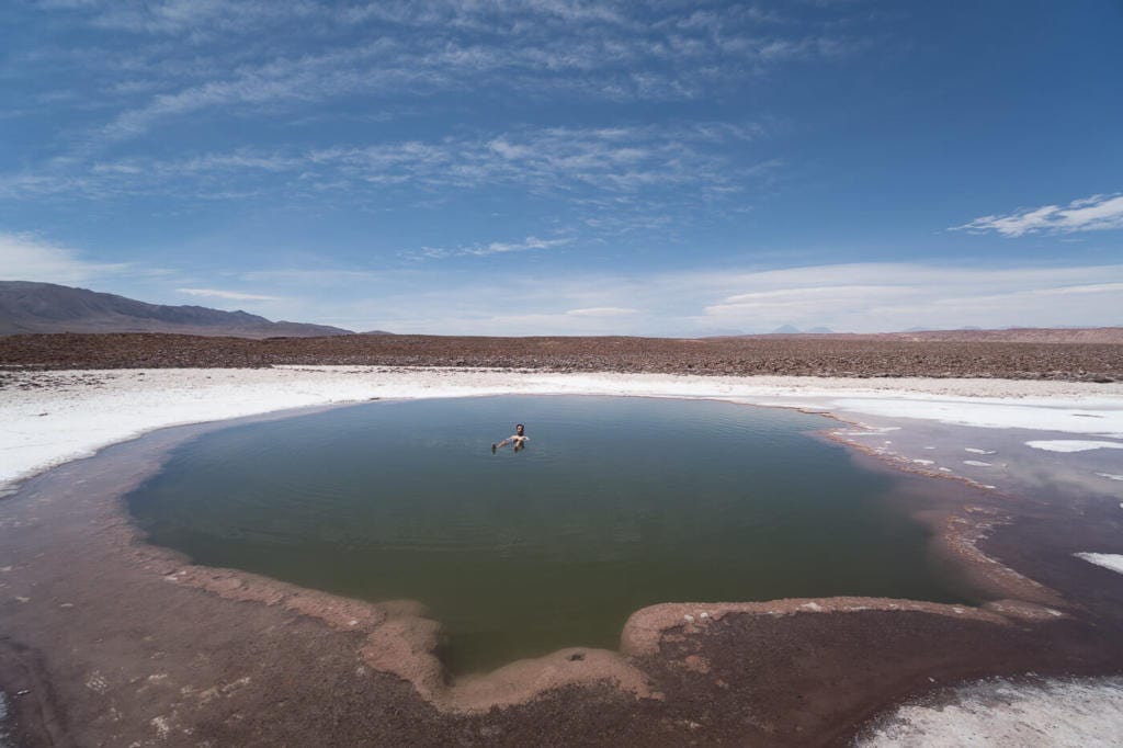 Deserto do Atacama Chile - Foto do Caio boiando na primeira Laguna que tem uma cor verde bem escura