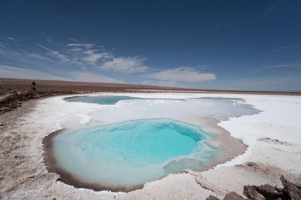 Deserto do Atacama Chile - Foto de uma das Lagunas Escondidas de Baltinache em um tom de azul muito claro