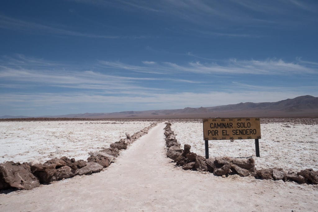 Deserto do Atacama Chile - Imagem do camino demarcado para caminhar e conhecer as lagunas