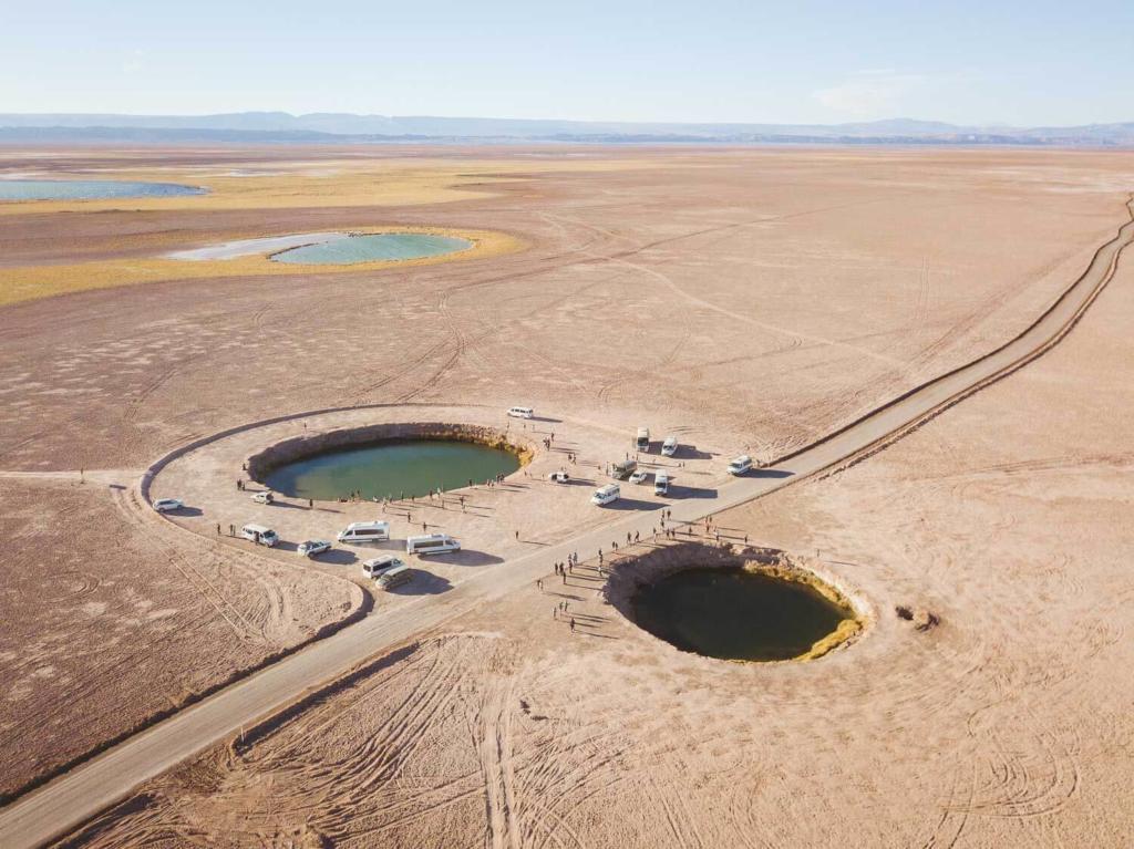Deserto do Atacama Chile - Foto aérea das duas lagunas que parecem olhos no Ojos del Salar