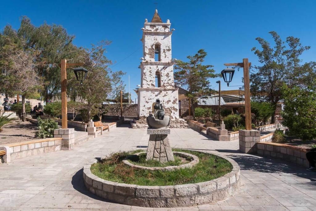 Deserto do Atacama Chile - Foto da torra da igreja localizada na pequena praça na cidade de Toconao