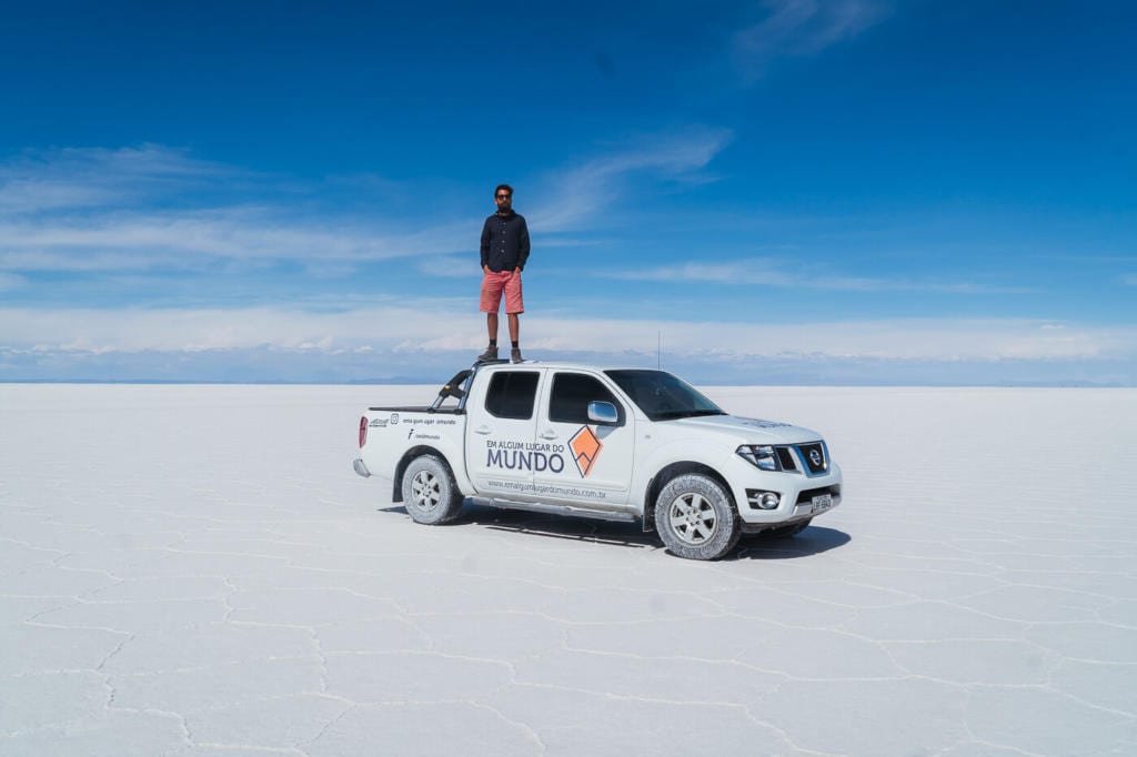 Deserto do Atacama Chile - Foto do Caio em pé em cima na nossa pickup branca no Salar do Uyuni 