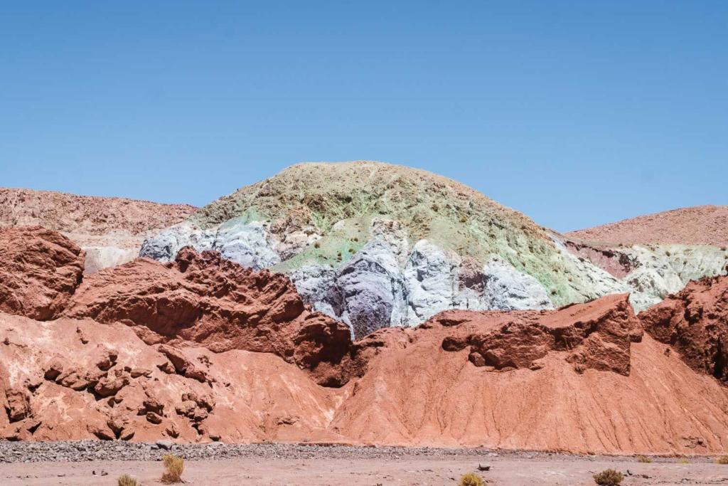 Deserto do Atacama Chile - As coloridas montanhas do Vale do Arco Iris. As cores vermelho, azul, roxo e verde surgem devido a oxidação de minerais do solo