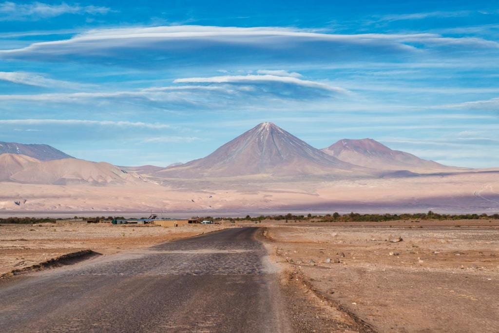 Deserto do Atacama Chile - Vista da estrada em com o Vulcão Lincancabur ao Fundo