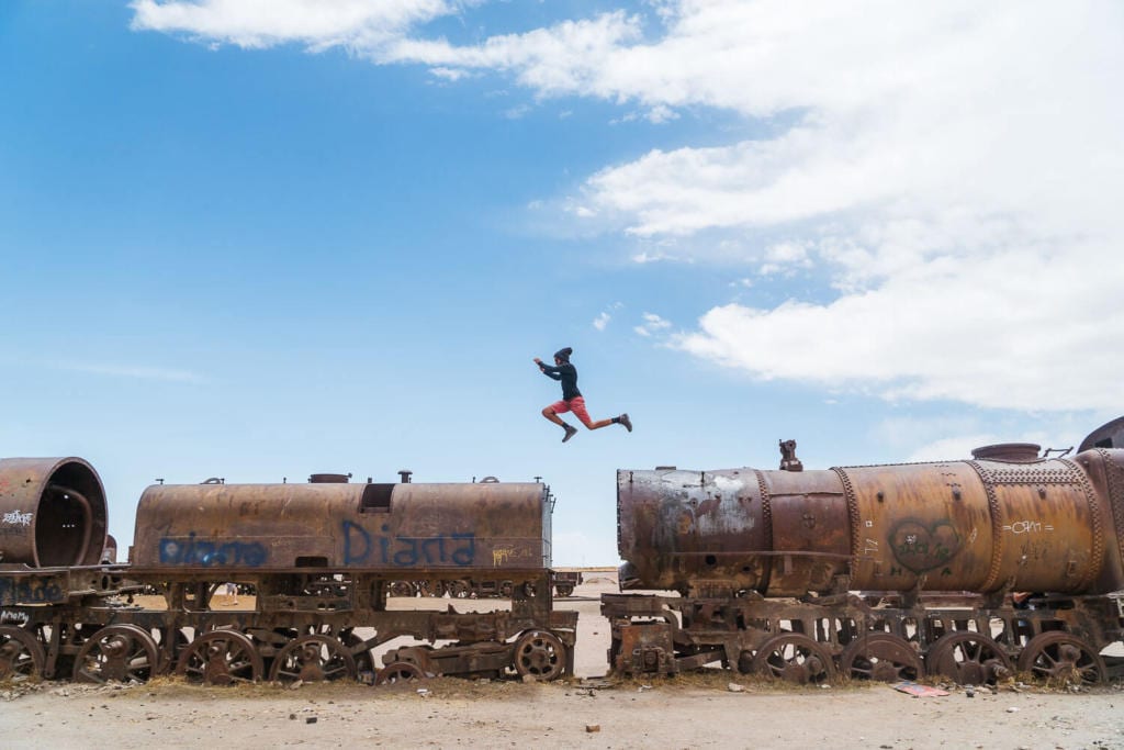 Salar de Uyuni - Foto do caio saltando  de um vagão para outro no Cemitério dos Trens