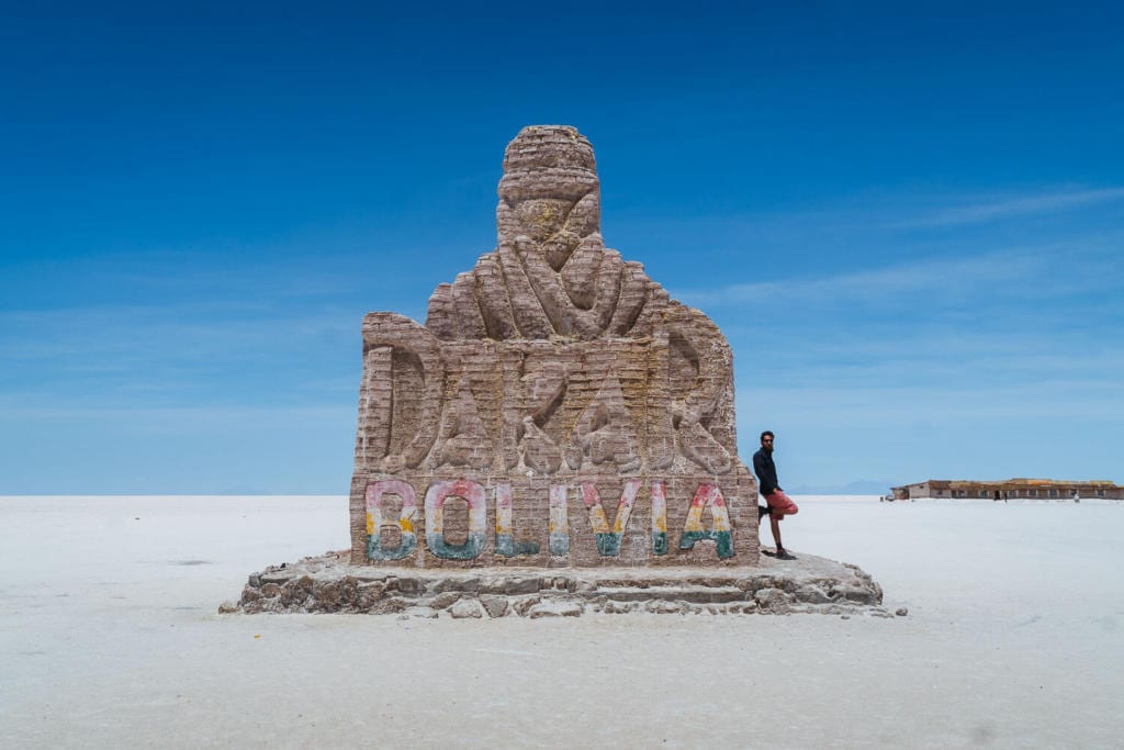 Salar de Uyuni - Foto do monumento em homenagem ao Rally Dakar que acontece alguns anos no Salar de Uyuni