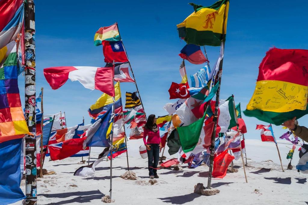 Salar de Uyuni - Foto da Praça da bandeiras, lugar onde viajantes deixam bandeiras dos seus países no meio do deserto de sal