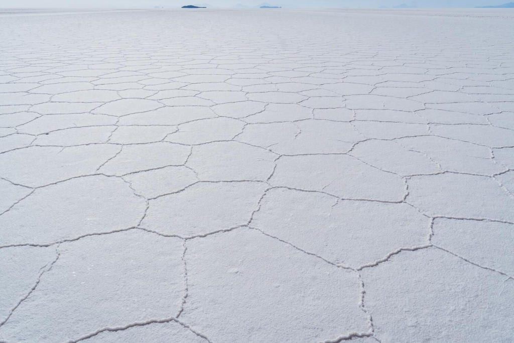 Salar de Uyuni foto das linhas de sal que se formam na superfície da planície de sal