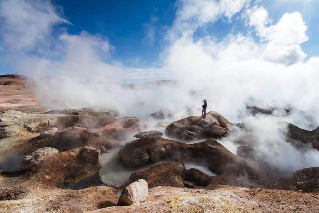 Salar de Uyuni - Foto do Caio andando pelos Geisers em meio a fumaça de vapor com enxofre