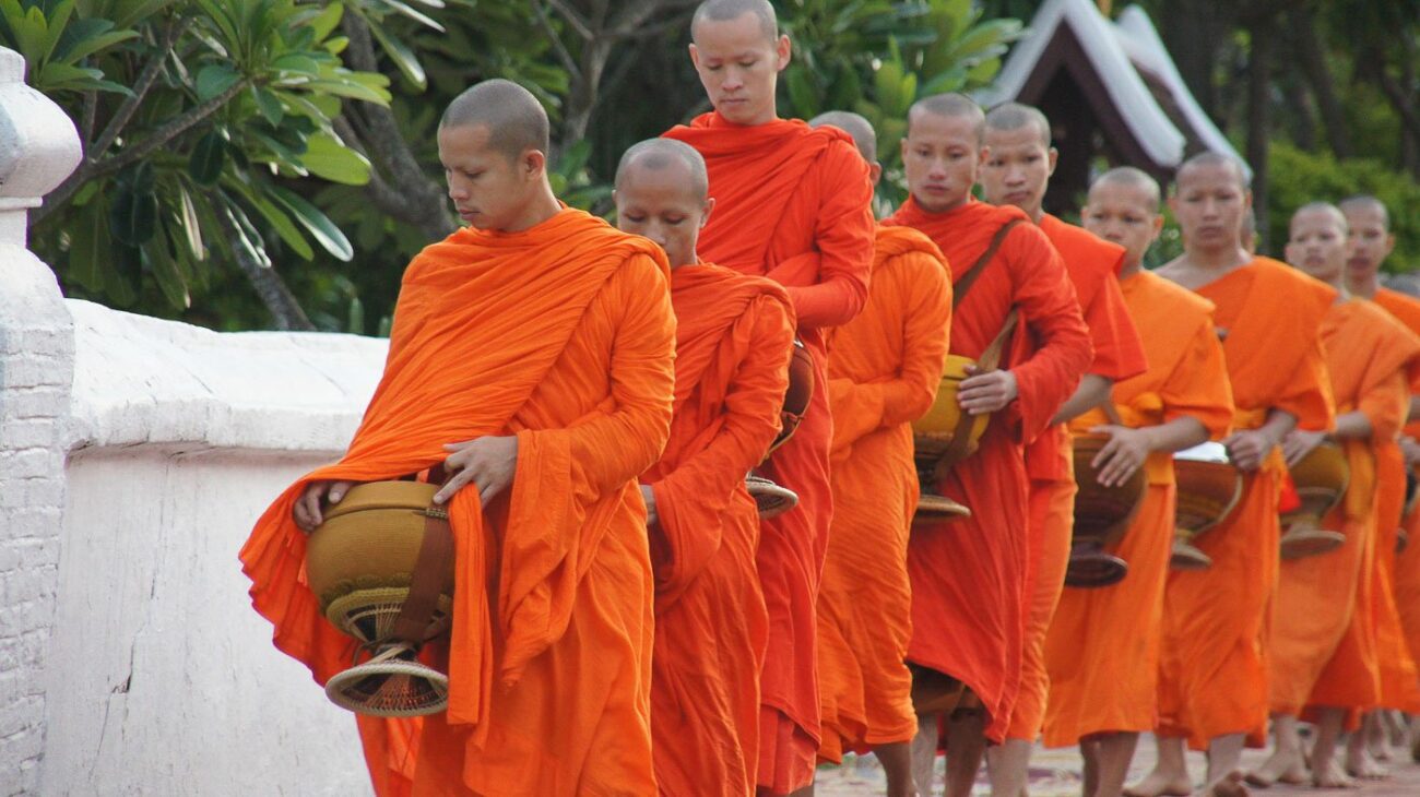 Turismo no Laos - Alms Giving