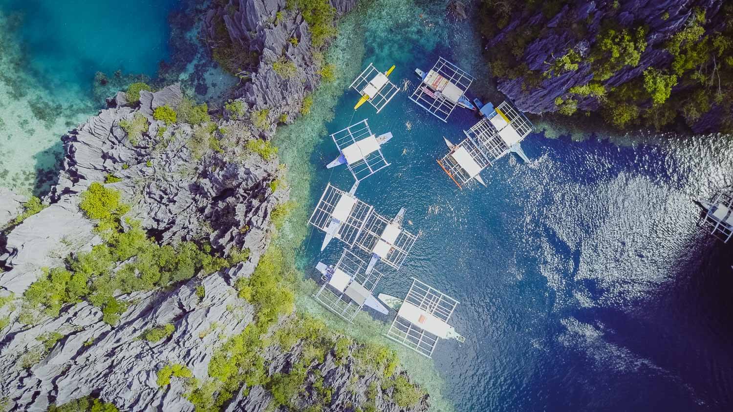Vista aérea de vários barcos parados em uma das lagunas - Coron Filipinas
