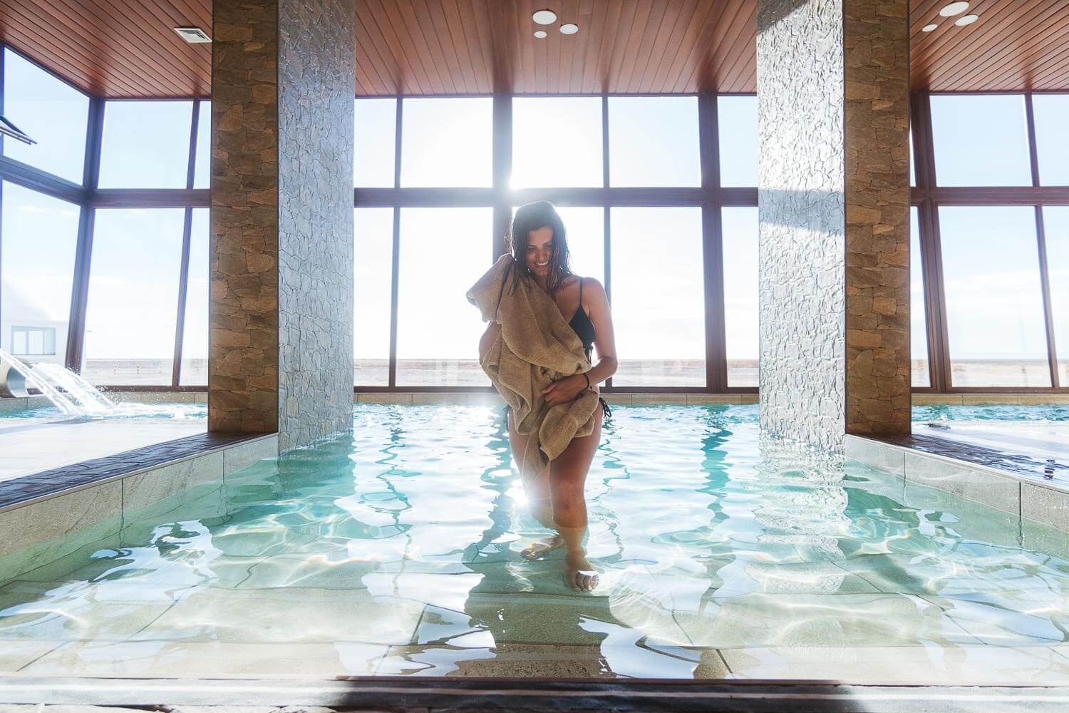 Foto da Dri saindo da Piscina - hotel de sal no Uyuni