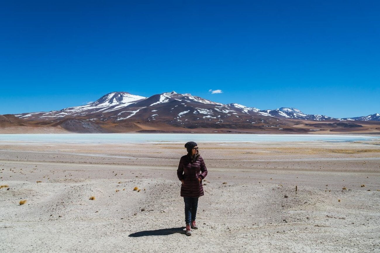 Foto da Adriana próxima da margem da Laguna Tuyajto com sua água branca- Lagunas Altiplanicas Piedras Rojas Salar do Atacama Laguna Chaxa