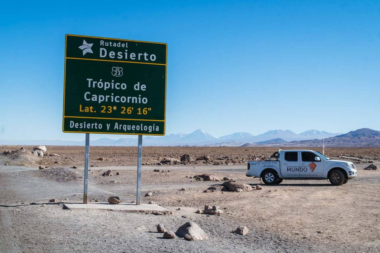 Foto da nossa pickup e a placa indicativa do Trópico de Capricórnio - Lagunas Altiplanicas Piedras Rojas Salar do Atacama Laguna Chaxa