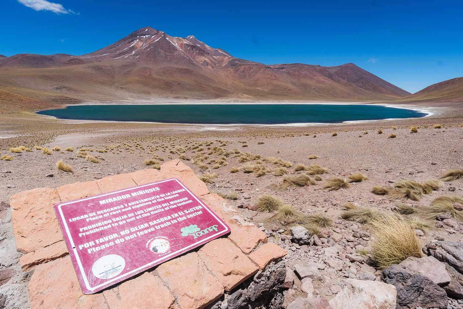 Foto da Laguna Miñique com sua água azul- Lagunas Altiplanicas Piedras Rojas Salar do Atacama Laguna Chaxa