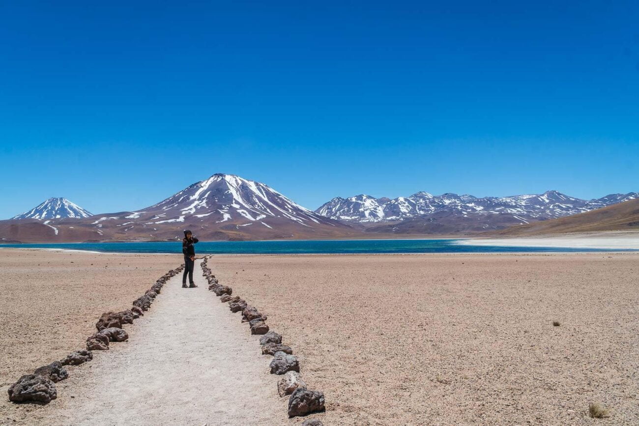 Foto da Dri andando pelo caminho demarcado da Laguna Miscanti - Lagunas Altiplanicas Piedras Rojas Salar do Atacama Laguna Chaxa