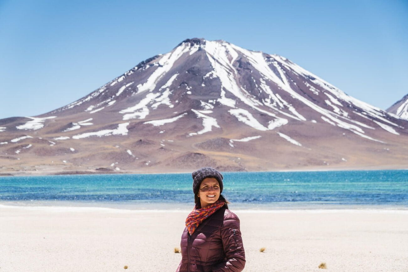 Foto da Dri sorrindo com o Vulcão Miscanti ao fundo- Lagunas Altiplanicas Piedras Rojas Salar do Atacama Laguna Chaxa