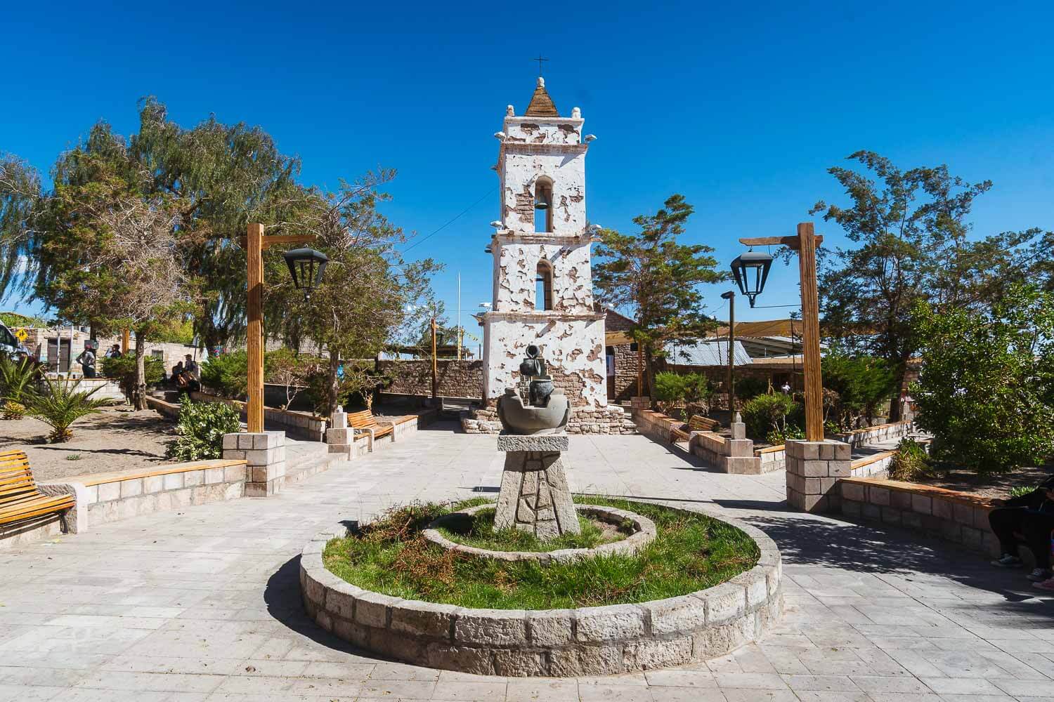 Foto da praça e da igreja no vilarejo de Toconao - Lagunas Altiplanicas Piedras Rojas Salar do Atacama Laguna Chaxa