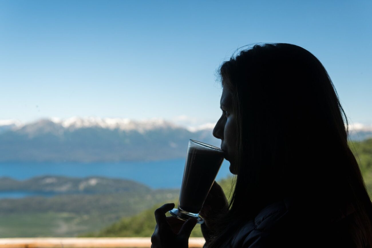 Um chocolate quente com essa vista! - O que fazer em Villa la Angostura