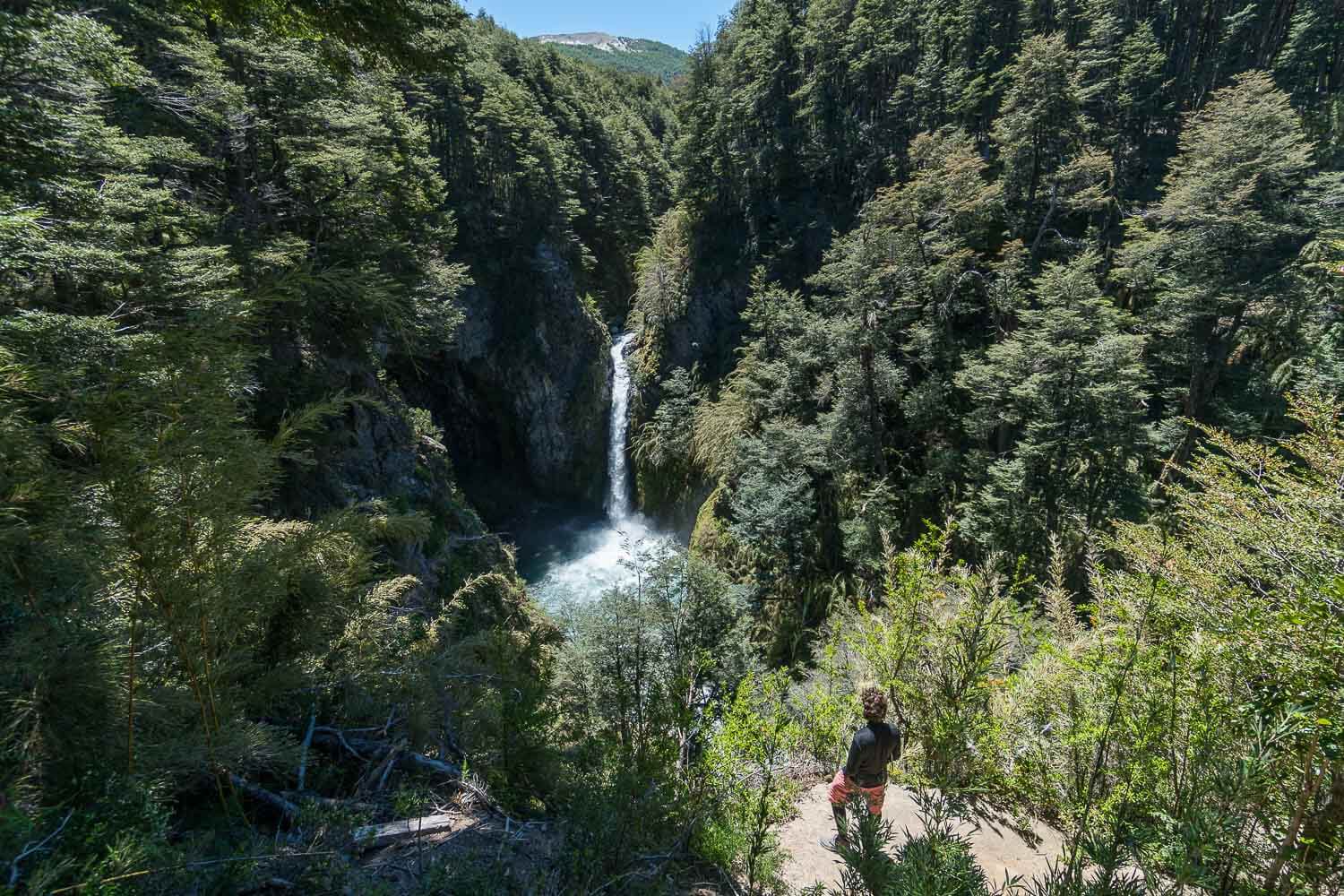 Foto do Caio observando de longe a Cascata do Rio Bonito - O que fazer em Villa la Angostura