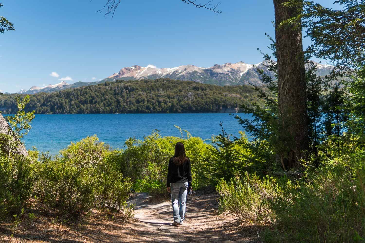 Foto da Dri chegando ao Lago - O que fazer em Villa la Angostura