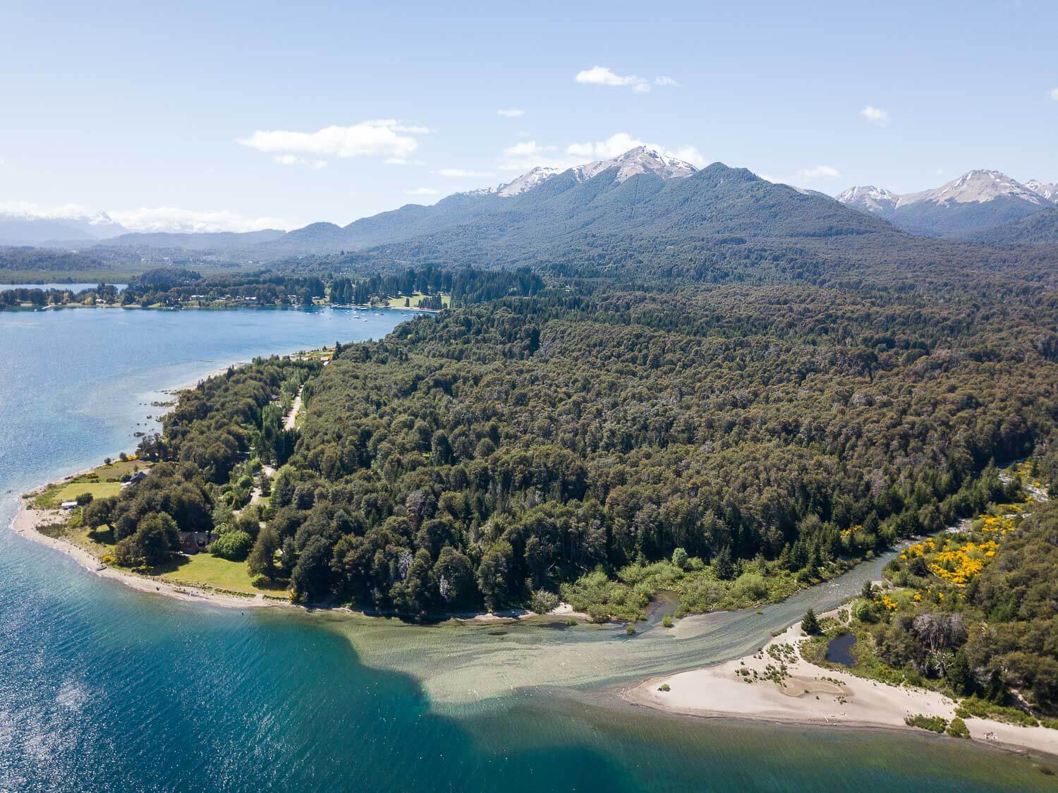 Foto aérea do deságua do Rio Bonito no Lago Nahuel Huapi - O que fazer em Villa la Angostura