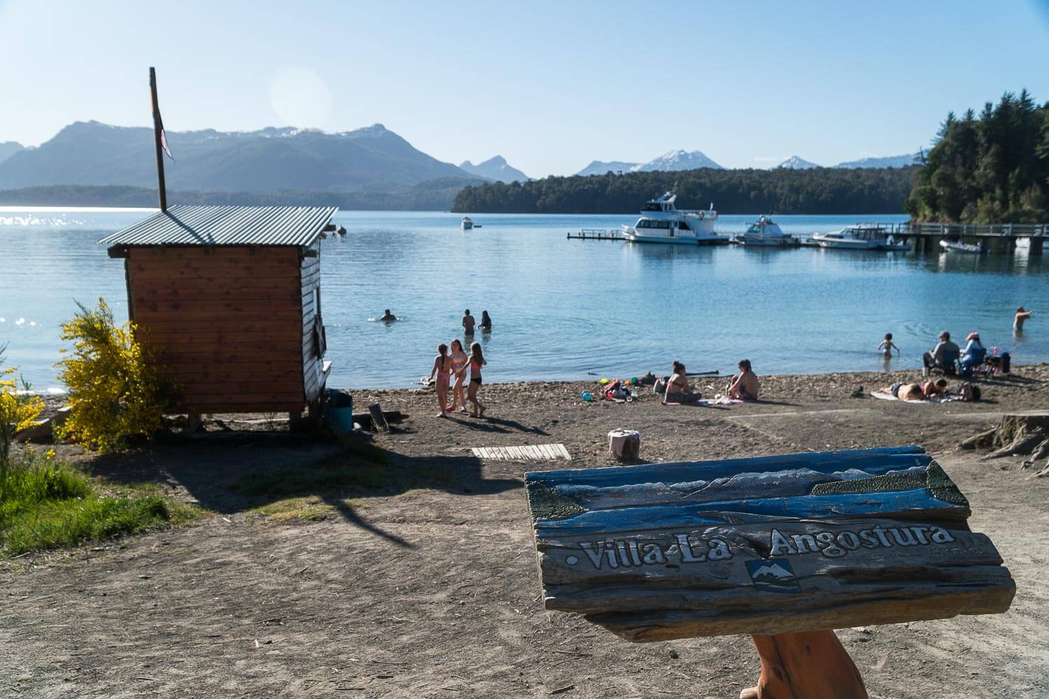 Uma das praias da cidade no verão - O que fazer em Villa la Angostura