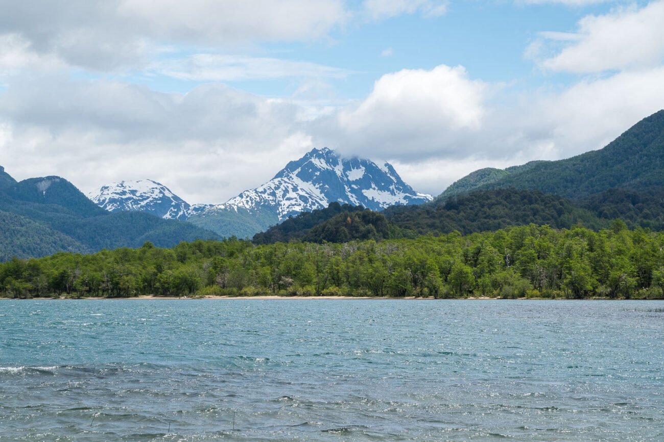 Foto do lago com a montanha de pedras ao fundo - Rota dos Sete Lagos