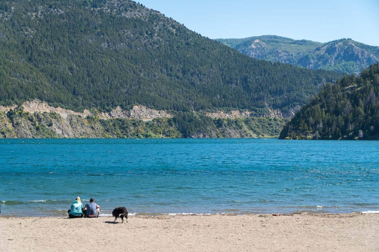 Foto de casal na margem do lago - Rota dos Sete Lagos