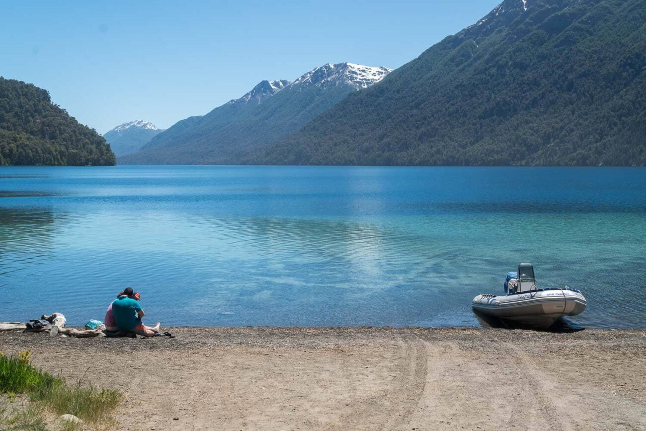 Foto de casal na margem do Lago Correntoso - Rota dos Sete Lagos