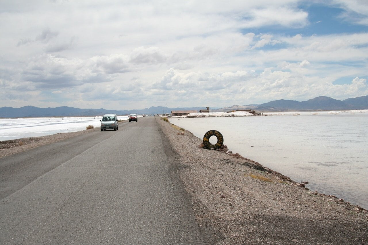 Foto da estrada em meio a Salinas Grandes - Salinas Grande Salta e Jujuy