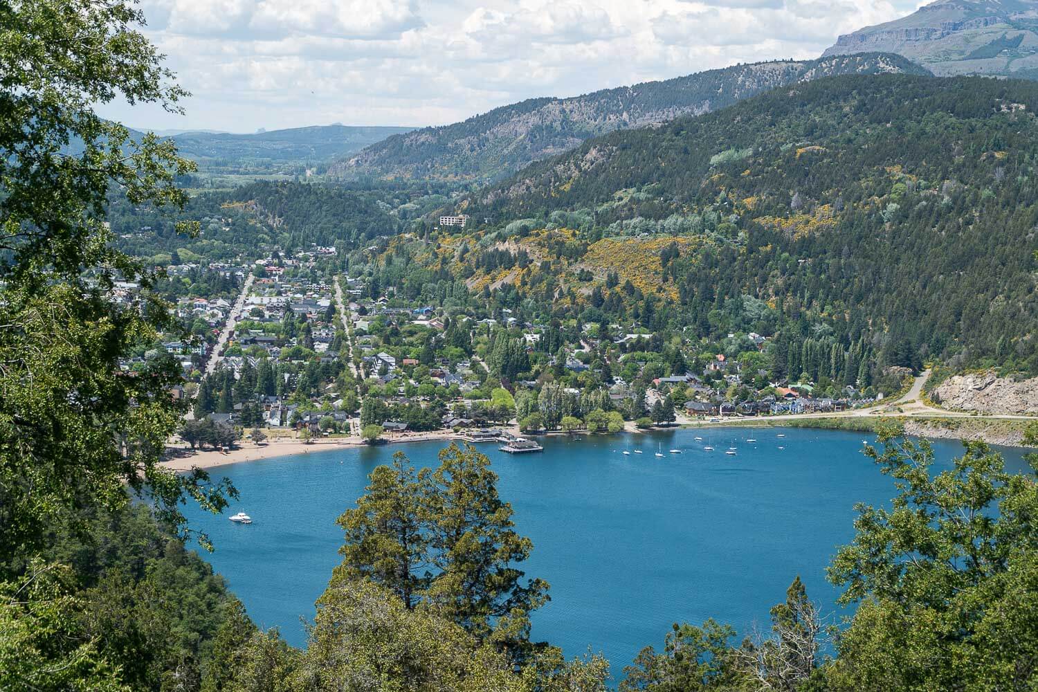 Foto da vista da cidade em um dos mirantes do parque Lanin - San Martin de Los Andes Argentina
