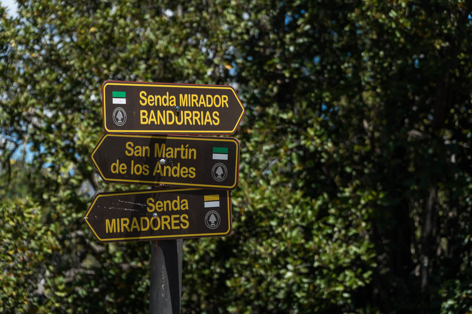 Foto das placas indicando as trilhas - San Martin de Los Andes Argentina