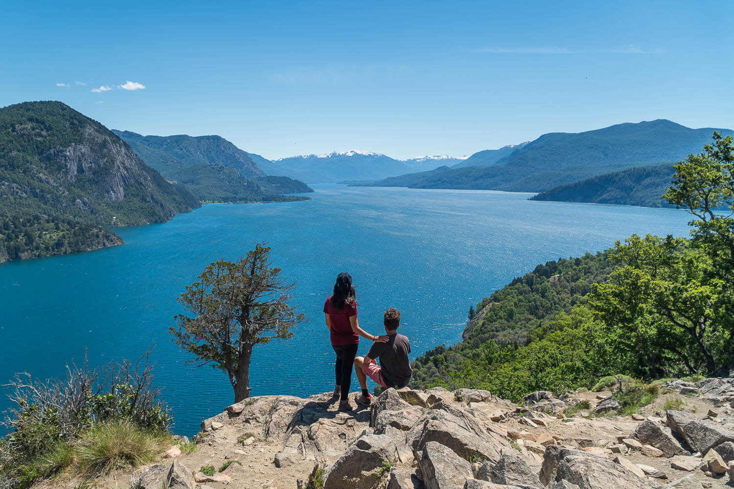 Foto do Caio e Adriana observando o Lago Lácar do alto - San Martin de Los Andes Argentina