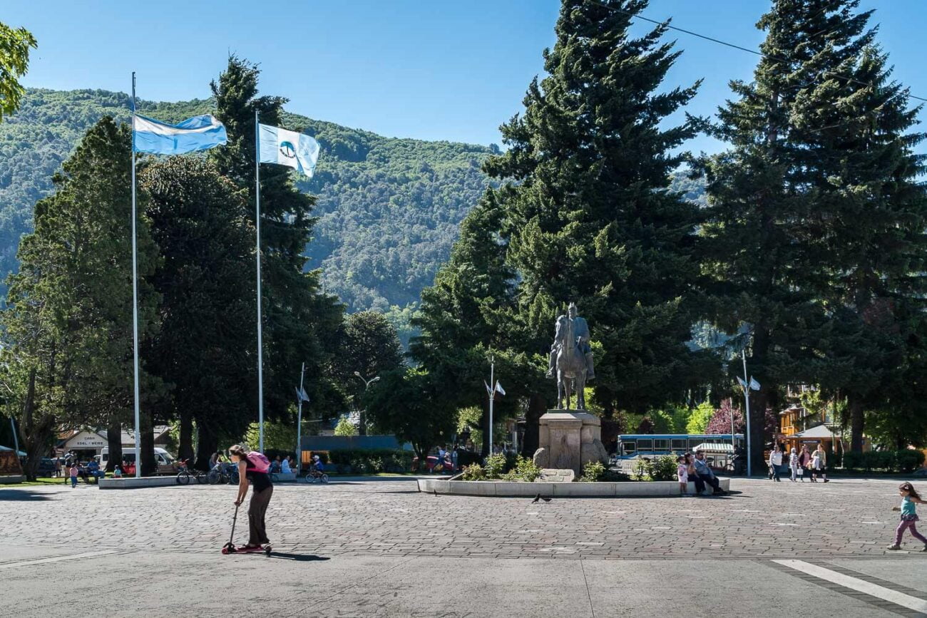 Família brincando na praça - San Martin de Los Andes Argentina